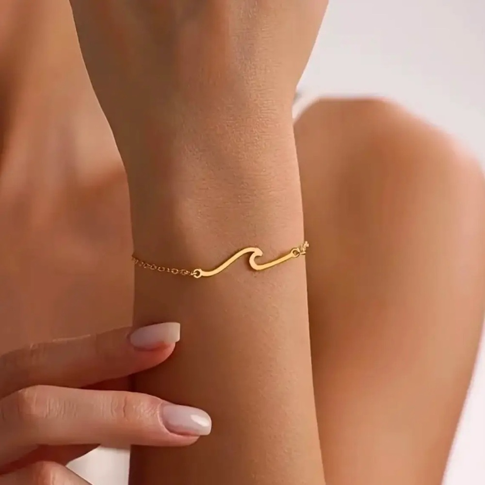 The  Coconut Collective Aloha Hebrew Cone Gold Plated Bracelet NWT!
